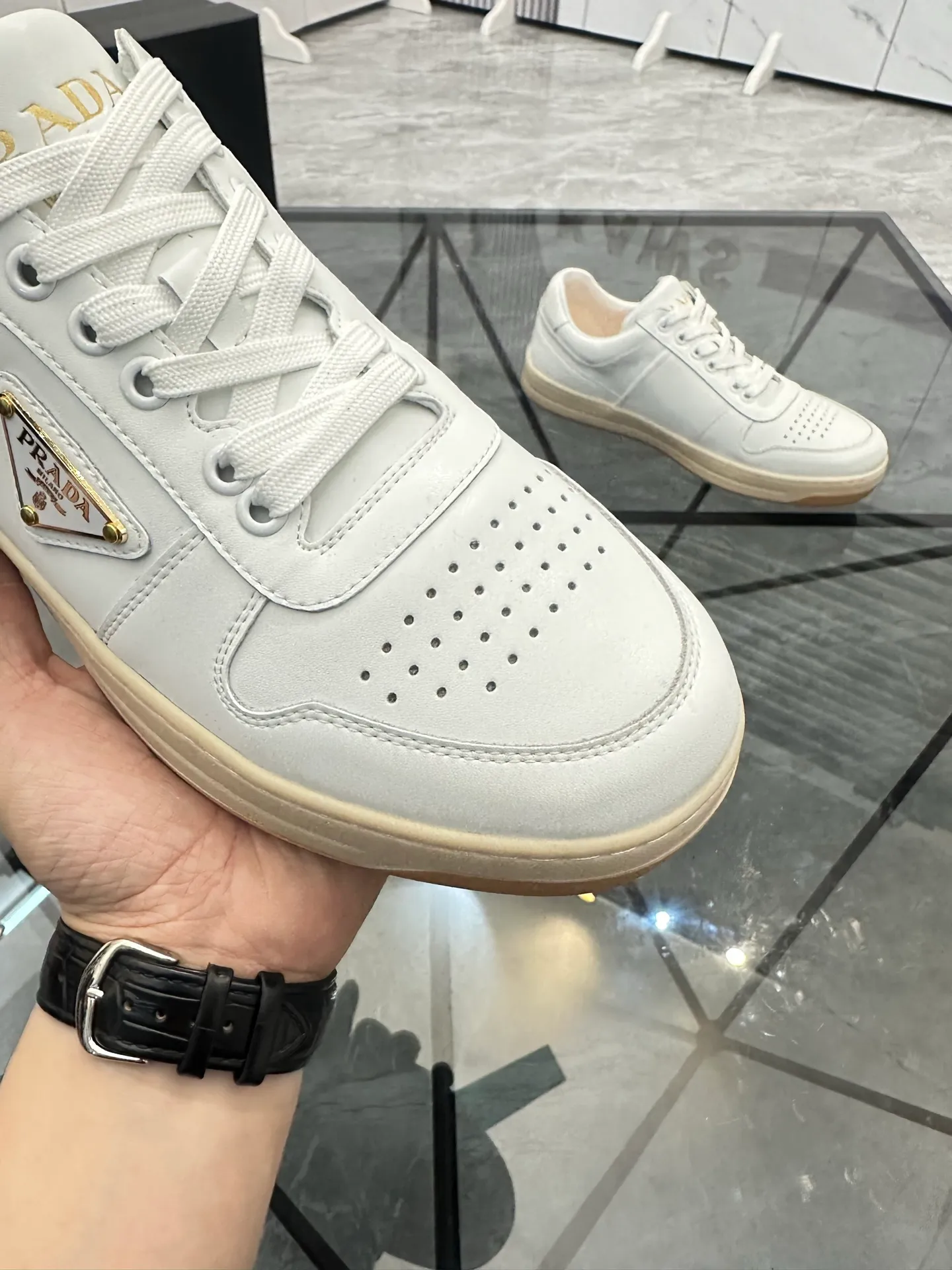 Men's shoes: 💰P400¥ Product trademark: Prada *"Prada*" low-top casual shoes Regular size: 38-44 (can be customized to 45) Product materials: imported cowhide upper, sheepskin lining, original outsole. Number: 020